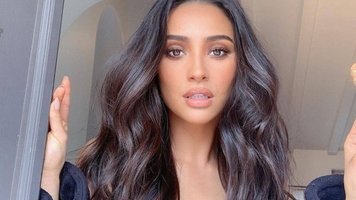Shay Mitchell pocakja már óriási, és szívdöglesztő ebben a ruhában!