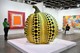 Yayoi Kusama híres tökszobra az Art Basel Hong Kong-i kiállításán, 2023-ban