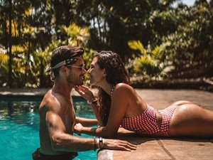 Életveszélyes: a híres Instagramos pár egy vonatból kilógva fotózta magát