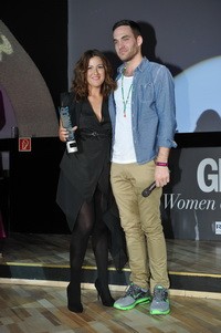 Az idei GLAMOUR Women of the Yearen Fehér Balázs adta át Janicsák Vecának a legjobb énekesnőnek járó díjat