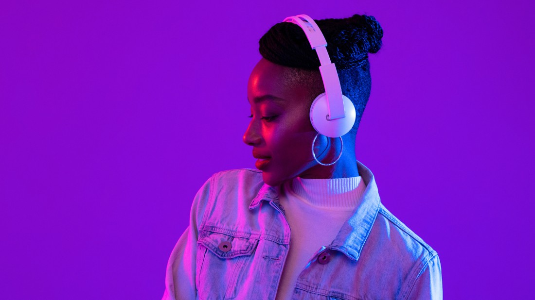 glamour fejhallgató nő zene