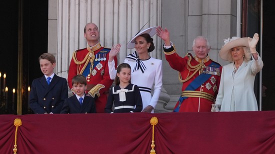 Csodaszép fotó készült a királyi családról, sokan mégis csalódottak a kép láttán