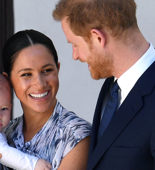 A kis Archie hatalmasat nőtt: Meghan és Harry Afrikában babáznak