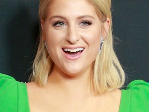 Meghan Trainor a vörös szőnyegen mutatta meg óriási gyémánt eljegyzési gyűrűjét!