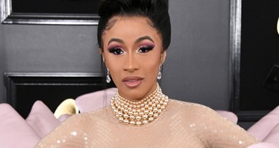 Cardi B ruhájától megáll az eszed: egy kinyíló virágnak öltözött a vörös szőnyegen