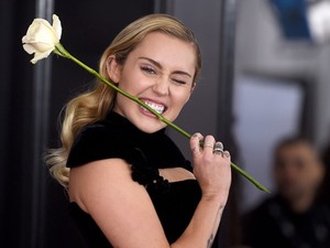 Ezért volt a Grammy-gálán mindenkinél fehér rózsa