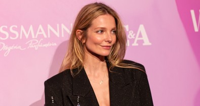 Mihalik Enikő meztelenruhája nem sokat hagy a képzeletre, melltartó nélkül viselte az áttetsző kreációt