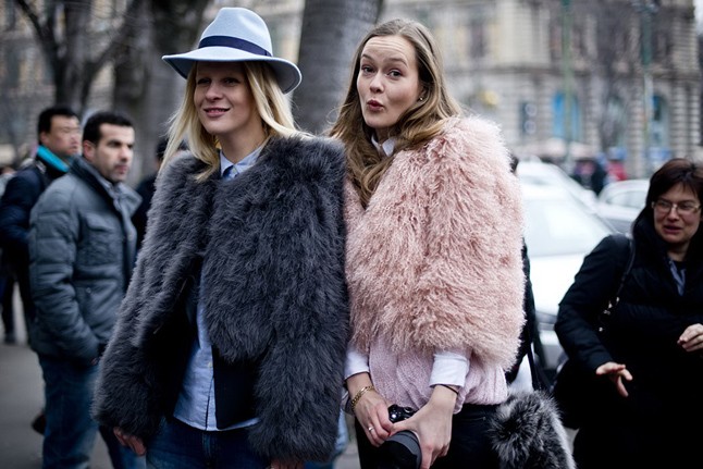 Vagány szőrös kabátok, világos színben nagyon trendi és fiatalos.