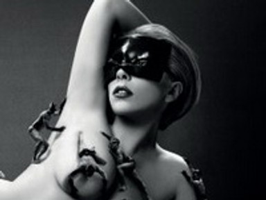 Lady Gaga meztelenül reklámozza fekete illatát