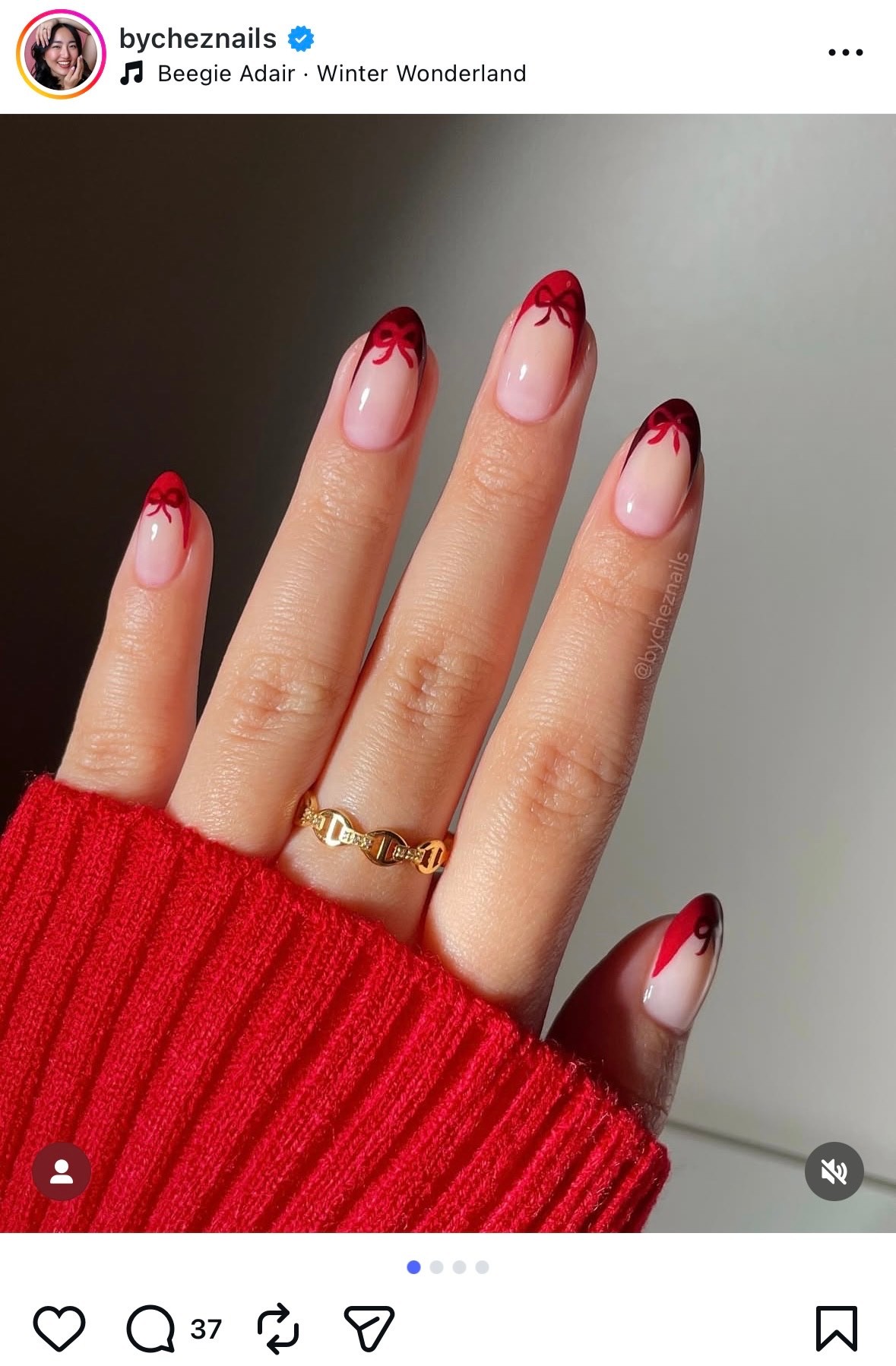 Piros francia, pici díszítéssel - az egyszerű francia helyett próbáld ki a piros franciát! Hidd el, tökéletes ünnepi körmöd lesz vele!