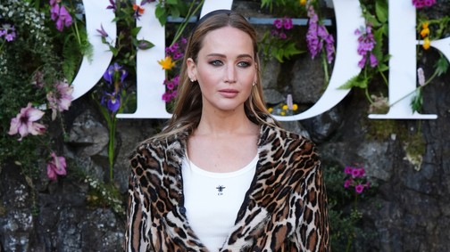 Jennifer Lawrence bemutatja 2024 nyarának legmenőbb ruhadarabját - Igen, erről a végtelenül egyszerű pólóról van szó!