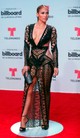 A 2017-es Latin Billboard Awards-on két álomszép meztelenruhát is viselt Julien Macdonald tervezőtől. Az egyik ez a fekete kreáció, ami nem sokat bízott a képzeletre...