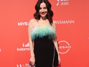 Zséda ruhája a legszebb időutazás, stílusleckéjét mindenkinek látnia kell