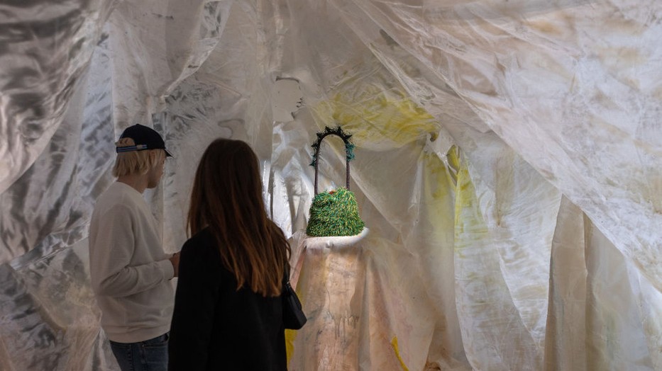 Gaetano Pesce képzőművész "Vieni a Vedere", azaz "Gyere és nézd meg"  című installációja a Bottega Veneta milánói üzletében