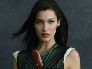 Ilyen szexi fagyinyalogatást még nem láttál, mint amit Bella Hadid produkál a Magnum új reklámjában