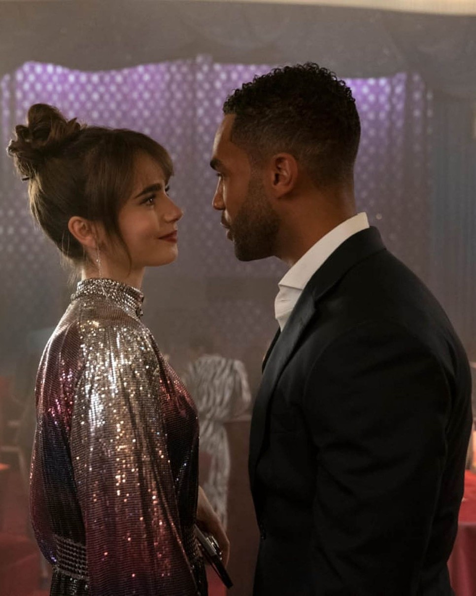 Nem csofáljuk, hogy Alfie ilyen szerelmesen néz Emilyre, elragadóan mutat ebben a Paco Rabbane ruhában