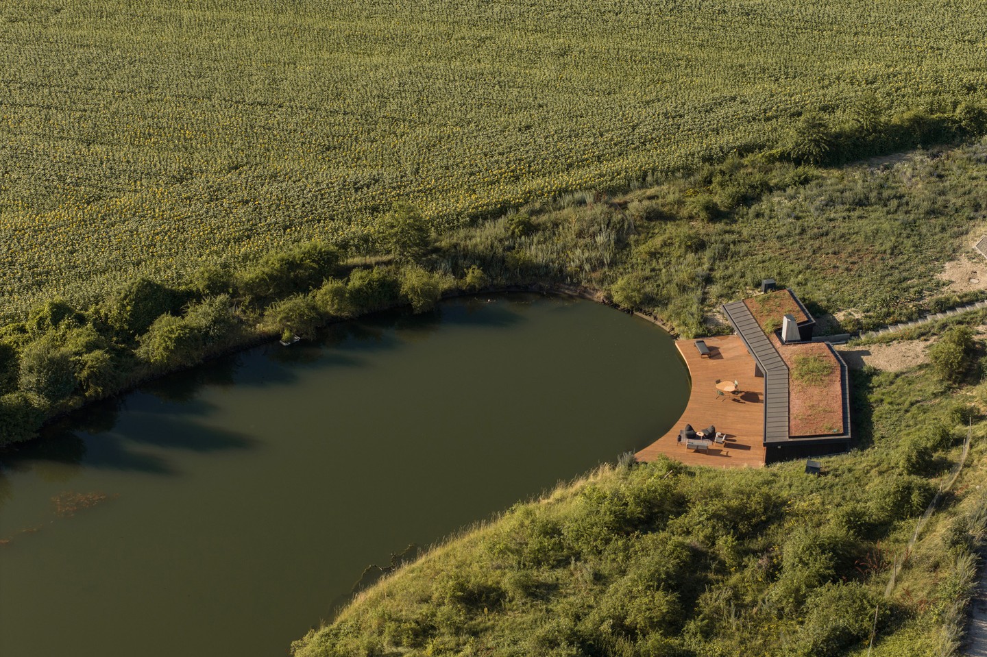 A Hello Wood magyar cég CTL tóparti háza