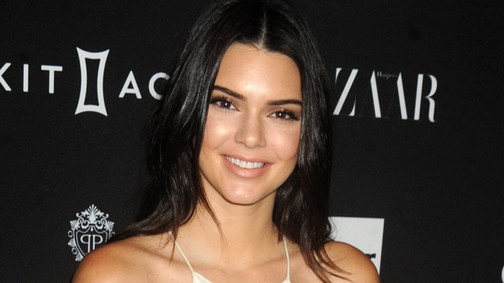 Kendall Jenner mutatja a 2017-es bikinitrendet?