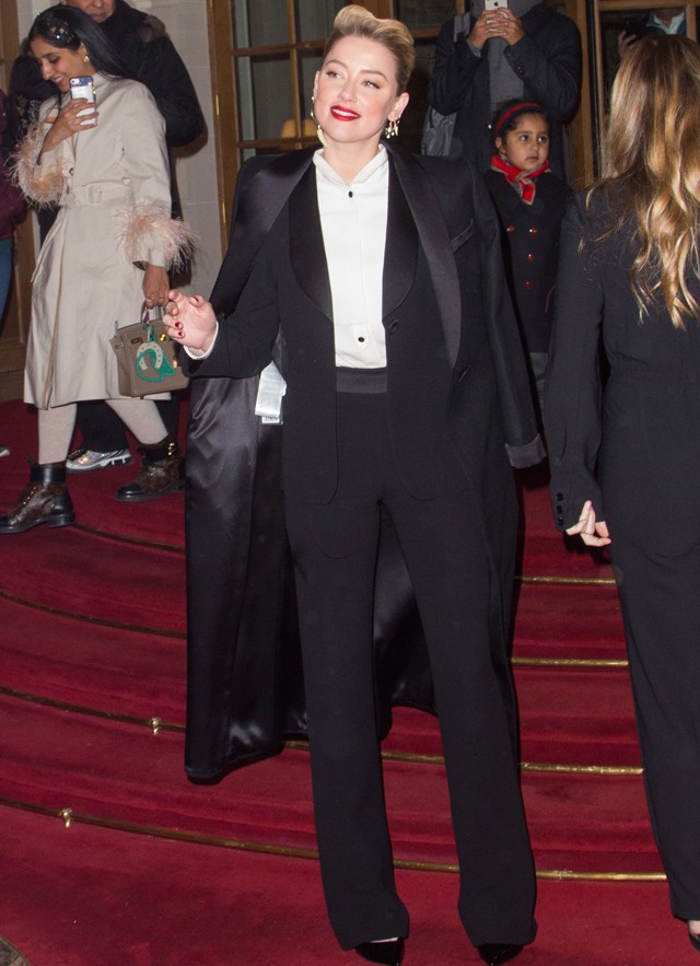 Amber Heard annyira dekadens volt ebben az Armani Privé szmokingban, hogy minket teljesen lenyűgözött az olasz márka párizsi divatbemutatóján 