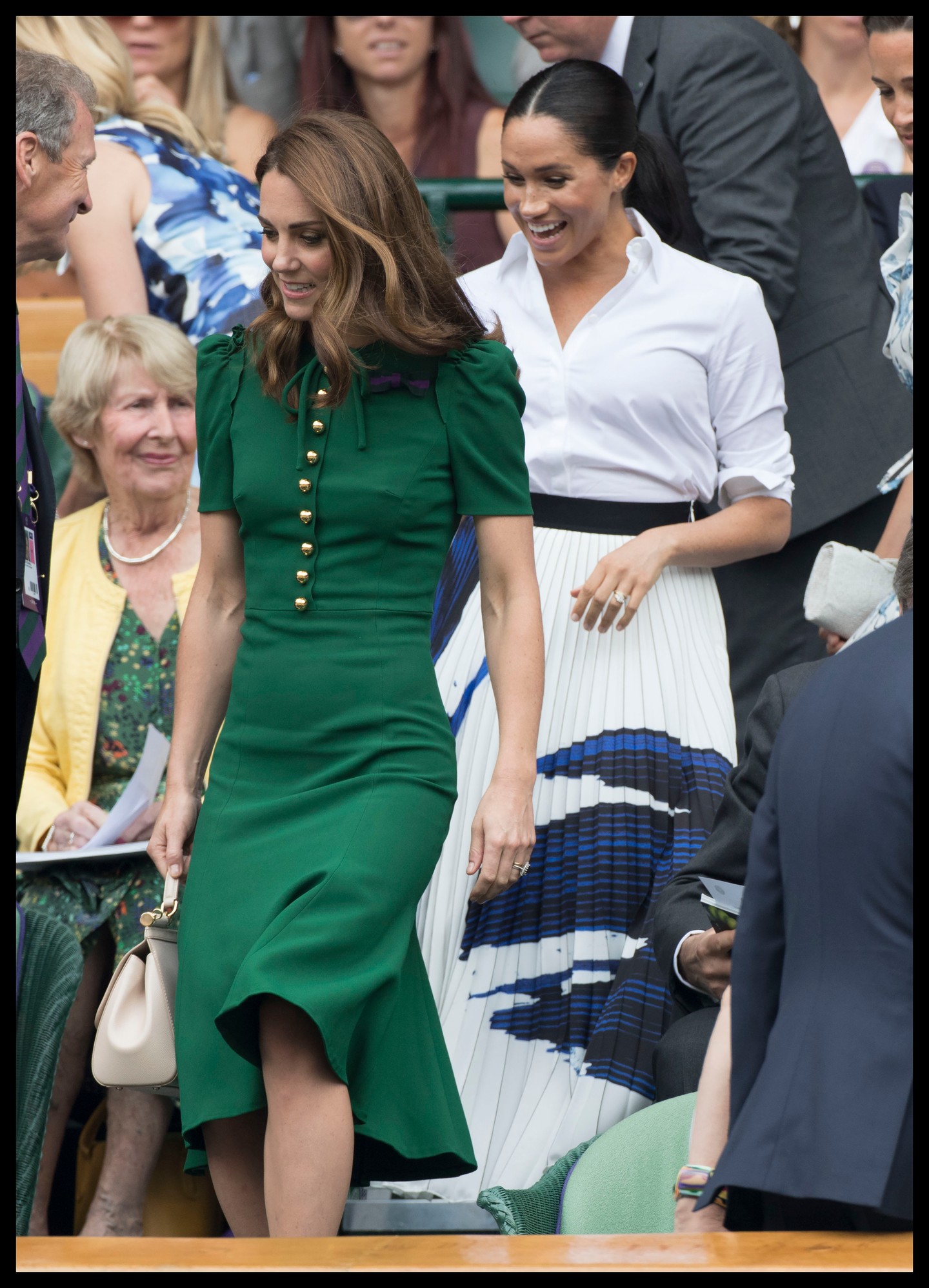 Katalin hercegné ezt az elegáns, krémszínű Dolce & Gabbana Sicily táskát a 2019-es wimbledoni teniszbajnokságon viselte, ahol Meghan Markle társaságában jelent meg. A hercegné zöld Dolce & Gabbana ruhájához párosította ezt a varázslatos kiegészítőt, ami időtlen eleganciát kölcsönzött megjelenésének. A táska ára 2 095 dollár, azaz 796 000 forint.