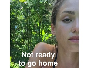 Jessica Alba elképesztő bikinis fotóval hergelte a követőit!