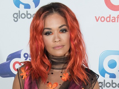 Punciszoknya, tevepata - Rita Ora fellépő szerelése elég meredekre sikerült