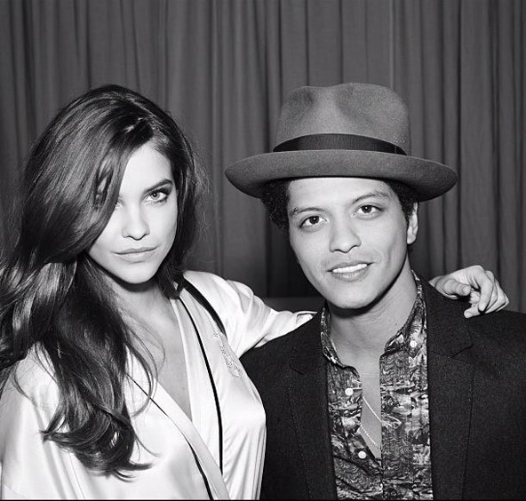 Palvin Barbara és Bruno Mars 2012-ben, a Victoria`s Secret show-ja előtt
