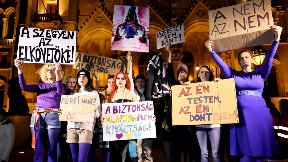 Sikítozó kékharisnyák demonstráció