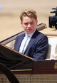 Elegáns nyári szettben, a hintó kényelméből figyelte a felvonuló tömeget György herceg 2026. június 13-án a brit uralkodó tiszteletére rendezett londoni parádén.