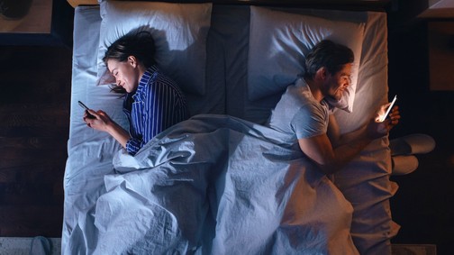 A házasságot is tönkreteheti, ha rendszeresen ezt teszitek elalvás előtt