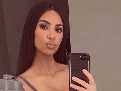 Ilyen szexi combcsizmát még nem láttál Kim Kardashianon