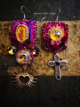 Az alkotó szerint bátorság kell ahhoz, hogy bárki ekkora „statement” darabokat hordjon a hétköznapokban