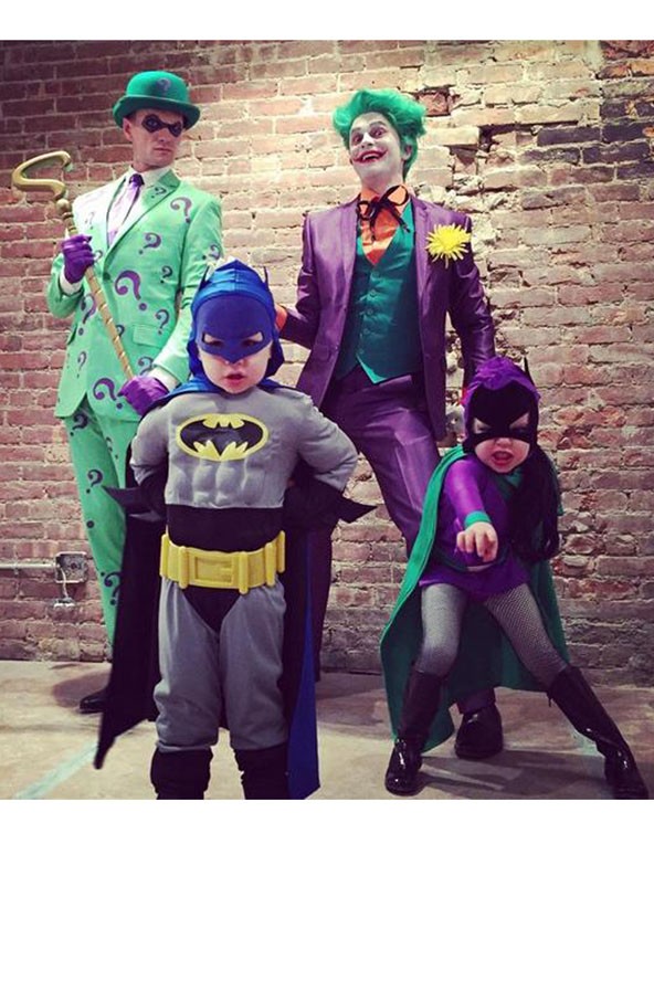 Szupercuki: Barney és családja jelmezben