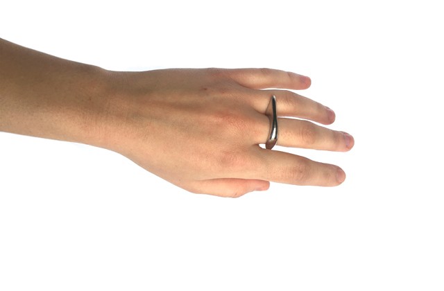 Műanyag és fém a Tillu design ékszereiben - viseld te is Kalmár Eszter alkotásait!