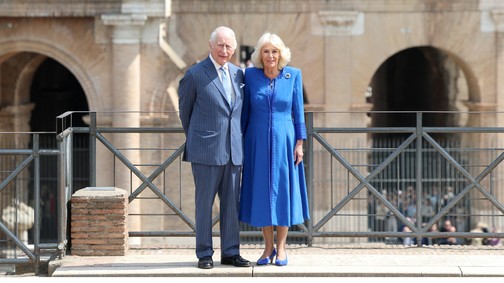 Szájról olvasó leplezte le Károly királyt: ezt a két szót mondta Kamilla királynénak a romantikus fotózásukon