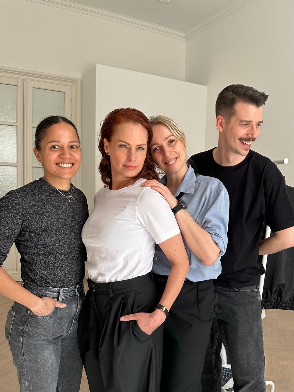 A stáb egy része a kampányfotózáson balról jobbra: Gálvölgyi Anett (The Four), Dobó Kata, Sipos Judit (Jude & Friends) és Miovác Márton (The Four)