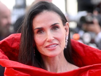 Demi Moore tűzpiros ruhában szántotta fel a vörös szőnyeget, ő volt a cannes-i filmfesztivál koronázatlan királynője 