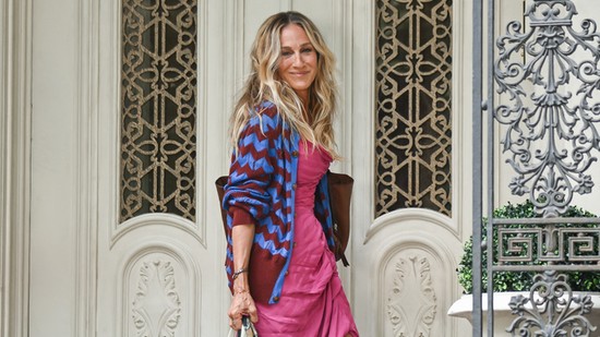 És egyszer csak... a Szex és New York nem tudta, mit kezdjen magával, ezért a gazdagok buborékából szórakozik mindenki máson