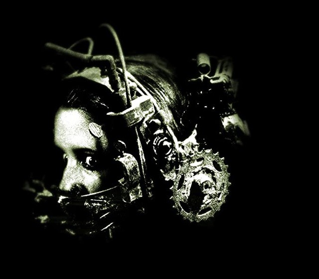 űrész (2004) - Bevallom, szerintem egyik részt sem láttam a Fűrészek közül. Egyszerűen sosem volt gyomrom megnézni őket, pedig 15 éves koromban nagyon menő volt a barátaim körében. A sztori valószínűleg senkinek sem idegen: a szereplők egy szobában találják magukat, ahol a fogvatartójuk különböző utasításokkal látja el őket. Mind a túlélésért küzdenek, és ezért különböző eszközökhöz folyamodnak.