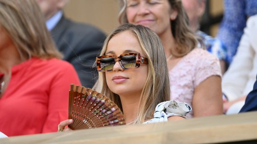 Ő itt az angol királyi család leggyönyörűbb tagja: Lady Amelia Windsor csak úgy ragyogott a londoni divathéten, nem tudunk betelni vele