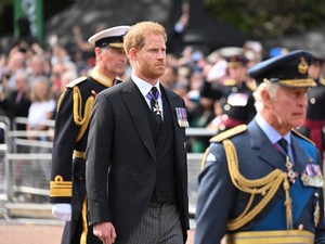 Károly király két szóval üzent Harry hercegnek: az uralkodó mondanivalója kitépi a szívedet