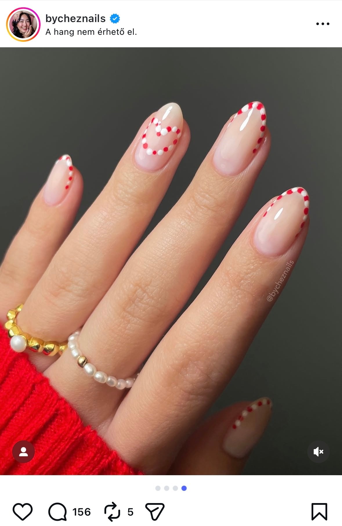 Cukorkás - szinte ugyan olyan egyszerű elkészíteni, mint a pöttyözést, mégis tipikus karácsonyi mintát varázsolhatsz vele körmeidre. Hát nem édes?