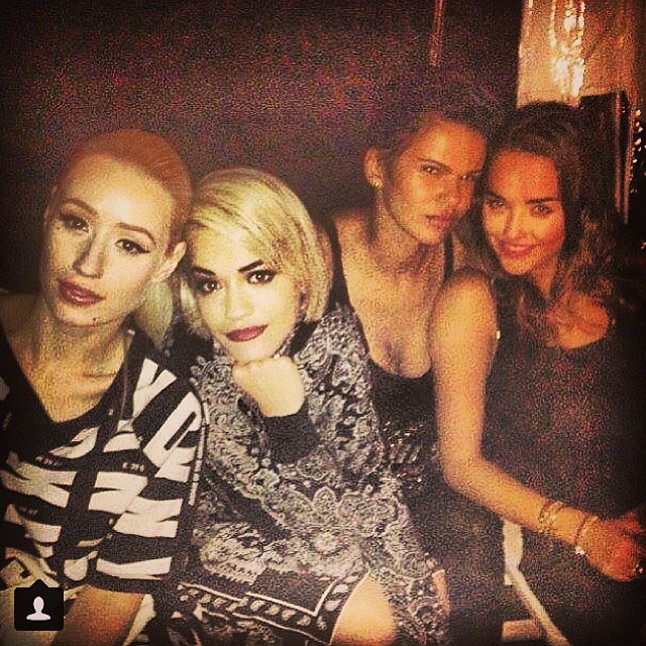 Iggy Azalea és Rita Ora együtt bulizgatnak.