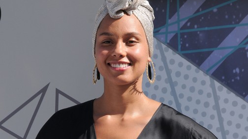 Hős! Alicia Keys smink nélkül a vörös szőnyegen