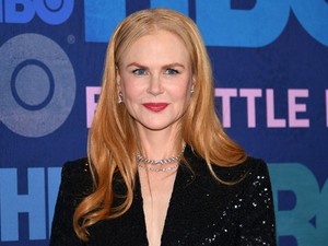 Ők sem bírják a hőséget: Nicole Kidman teljesen kigombolta az ingét