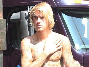Justin Bieber új hajjal parádézik, de mi ez a lábán?