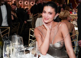 Kylie Jenner úgy tündökölt, hogy közben egyetlen pillanatra sem volt célja, hogy túlragyogja az est egyik szupersztárját és egyben szerelmét. A híresség egy arany, mégis viszonylag visszafogott Ashi Studio darabot viselt, és ahogy az elmúlt két évben, most is kihagyta a vörös szőnyeges bevonulást, és csak akkor foglalt helyet, amikor a díjátadó már elkezdődött.