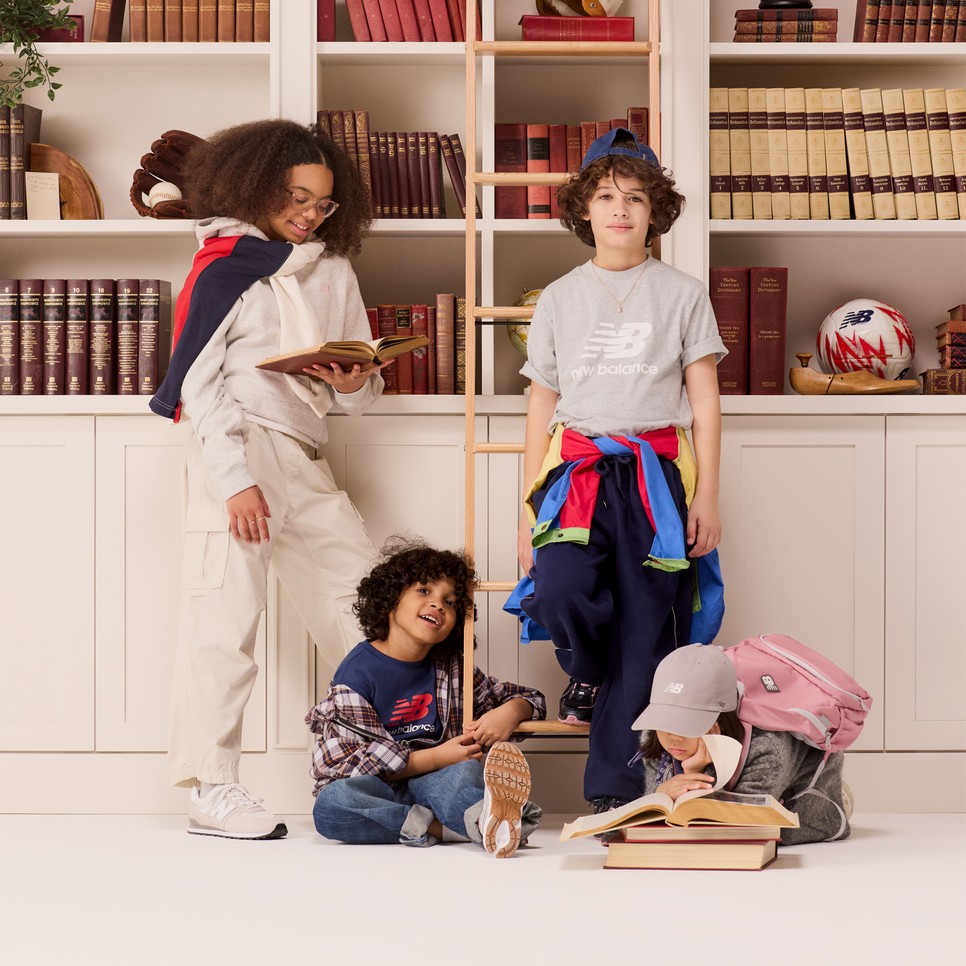 Letisztult logók és puha alapdarabok találkozása: a gyerekruhatár alapjai, amelyek stílusosak és praktikusak egyszerre