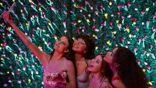 Olyan korban élünk, amikor egy fotó egyfajta kampány a népszerűségért – de mégis hogyan formálja mindez a tinédzserek önképét?