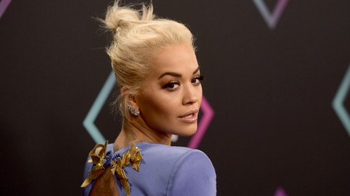 Rita Ora bugyiig felvágott ruhában, combcsizmában szexizett